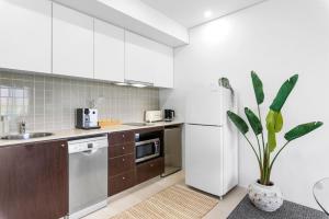 Lux Waterfront at Habour Lights I prime location Pool, Gym & Sauna