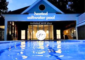 Luxury Villa- 3 mins to Mohegan- Fully Stocked with Fireplace- Jacuzzi, Saltwater Pools, Sauna