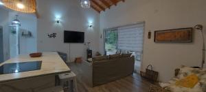 Casa orilla Río Punahue, camino a Lago Riñihue