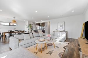 Point Cooks Spacious and Comfy 4BR3BA Haven!
