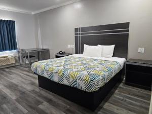 Deluxe King Room - Smoking room in Motel 6-Houston TX - 249 - Willowbrook