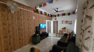 Dekachang Homestay 2BHK - Walk to Apollo Hospital - AC WiFi Kitchen