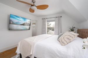 King Bed - 5 Min to MOA - 75 & 65 HDTV - Ping Pong