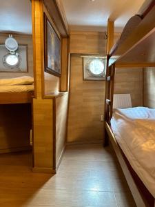 Economy Cabin on Boat (3 Adults) room in Den Röda Båten