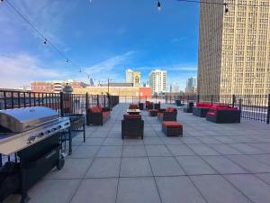 Group-Friendly 6BR Luxury Suite in Prime South Loop Location with Optional Parking and Gym Access Near McCormick Place, Soldier Field and Grant Park