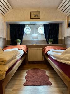 Cabin on Boat (2 Adults) room in Den Röda Båten