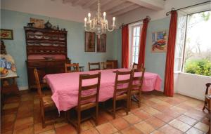 Maisons de vacances Awesome Home In Arles : photos des chambres