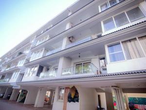 1 Bed Apartment Sleeps 2 - Pool Parking Balcony