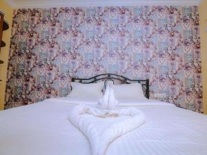 1 Bed Apartment Sleeps 2 - Pool Parking Balcony