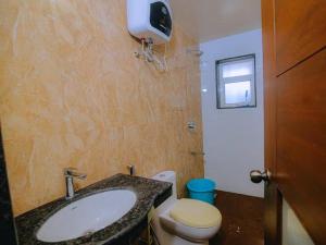 1 Bed Apartment Sleeps 2 - Pool Parking Balcony