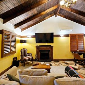 The Gamekeepers Spa Cottage in Tamborine Mountain