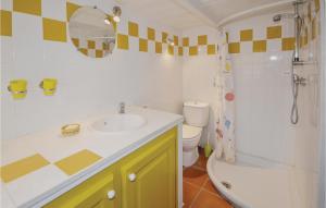Maisons de vacances Lovely Home In St Quentin La Poterie With Private Swimming Pool, Can Be Inside Or Outside : photos des chambres