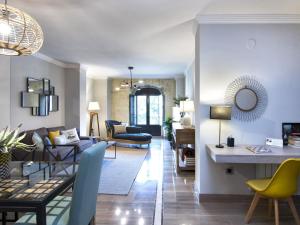 Elegant Town Hall Apartment with views