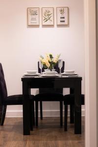 Luxury Mcr 2bed,2bath Apartment- Central location!