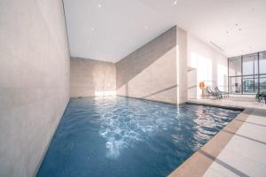 Huswell - Modern new apartment with pool access and parking