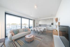 Casiola - Modern new apartment with pool access and parking