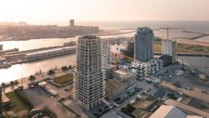 Huswell - Modern new apartment with pool access and parking