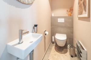 Huswell - Modern new apartment with pool access and parking