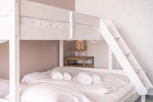 Huswell - Modern new apartment with pool access and parking