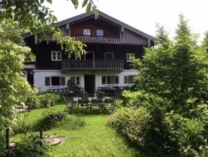 Ferien Haus am Feldgarten mit 160 qm für 2 bis 9 Personen - Neubeuern