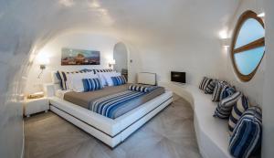 Elite Suite with Private Heated Outdoor Pool & Caldera Sea View