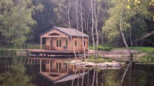 Chalets Cabane pilotis sur etang, au lac de Chaumecon : photos des chambres