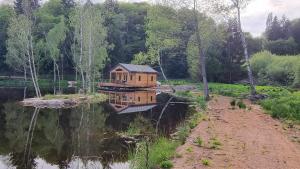 Chalets Cabane pilotis sur etang, au lac de Chaumecon : photos des chambres