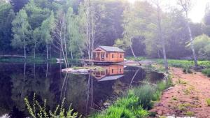 Cabane pilotis sur étang, au lac de Chaumeçon