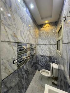 بالقرب من مدينتي شقه مميزه جديده ثلاث غرف وحمامين