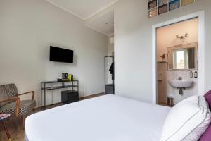 Colosseo Road by Hili