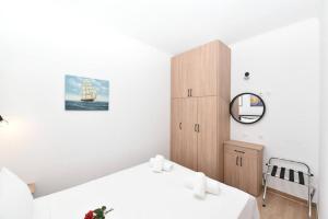 A comfy studio with hot tub