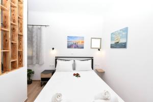 A comfy studio with hot tub