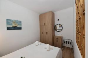 A comfy studio with hot tub