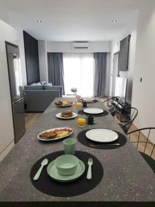 Azalea Suite - 5 min drive to Piraeus Port