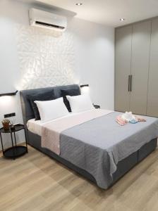 Dahlia Suite - 5 min drive to Piraeus Port