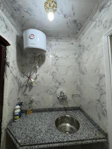 شقه غرفتين جديده وعفش جديد وفرش جديد