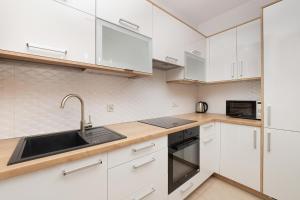 Modern Apartment with Parking & Near Manufaktura in Łódź by Renters