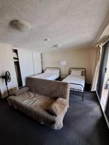 Large studio balcony, spa & pool