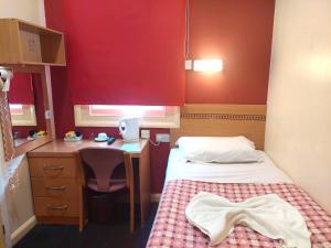 Single Room with private toilet and shower room in Carlton Hotel B&B