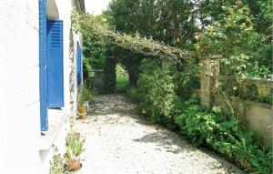 Maisons de vacances Cozy Home In Plourivo With Kitchen : photos des chambres