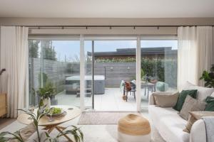 Salt Life, Dunes at Upton Towans - Hot tub - Pet friendly - Self check in