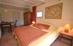 Maisons de vacances Lovely Home In St Quentin La Poterie With Private Swimming Pool, Can Be Inside Or Outside : photos des chambres