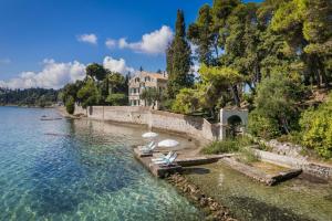 corfu beach cottage - durrells dressing rooms BOOK >> Magnificent Seafront Villa 5 En-Suite Bedrooms -The House Black Queen - Black campaign:modern-romance-5 Shoe Size (UK):11.5