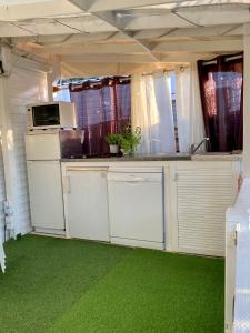 MOBIL HOME PLAGE DE PAMPELONNE SUR UN TRES BEL EMPLACEMENT SURPLOMBANT LA BAIE DE PAMPELONNE