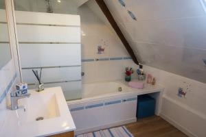 Maisons de vacances Maison de campagne avec piscine, jardin : photos des chambres