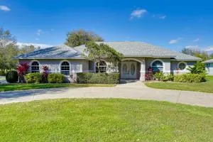Walk to Lake Home with Screened Porch in Sebring! - Sebring