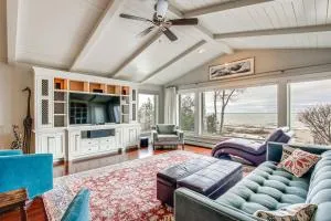 Lakefront Sturgeon Bay Retreat with Private Beach! - Algoma