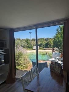 Chalet climatisé en campagne avec baignade privée - 3hvězdičkové hotely ve městě Lagnes