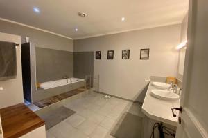 Maisons de vacances Spacious house with swimming pool : photos des chambres