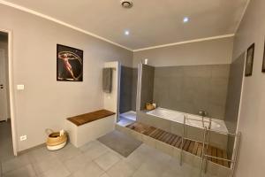 Maisons de vacances Spacious house with swimming pool : photos des chambres